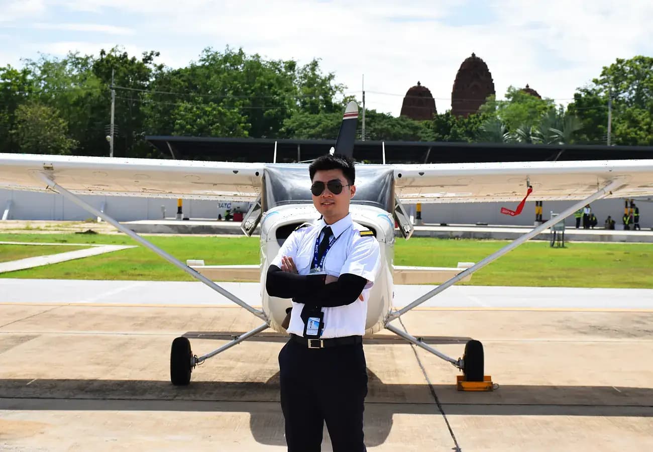 นักเรียนการบินของโรงเรียนยืนข้างเครื่องบินฝึก Cessna 172