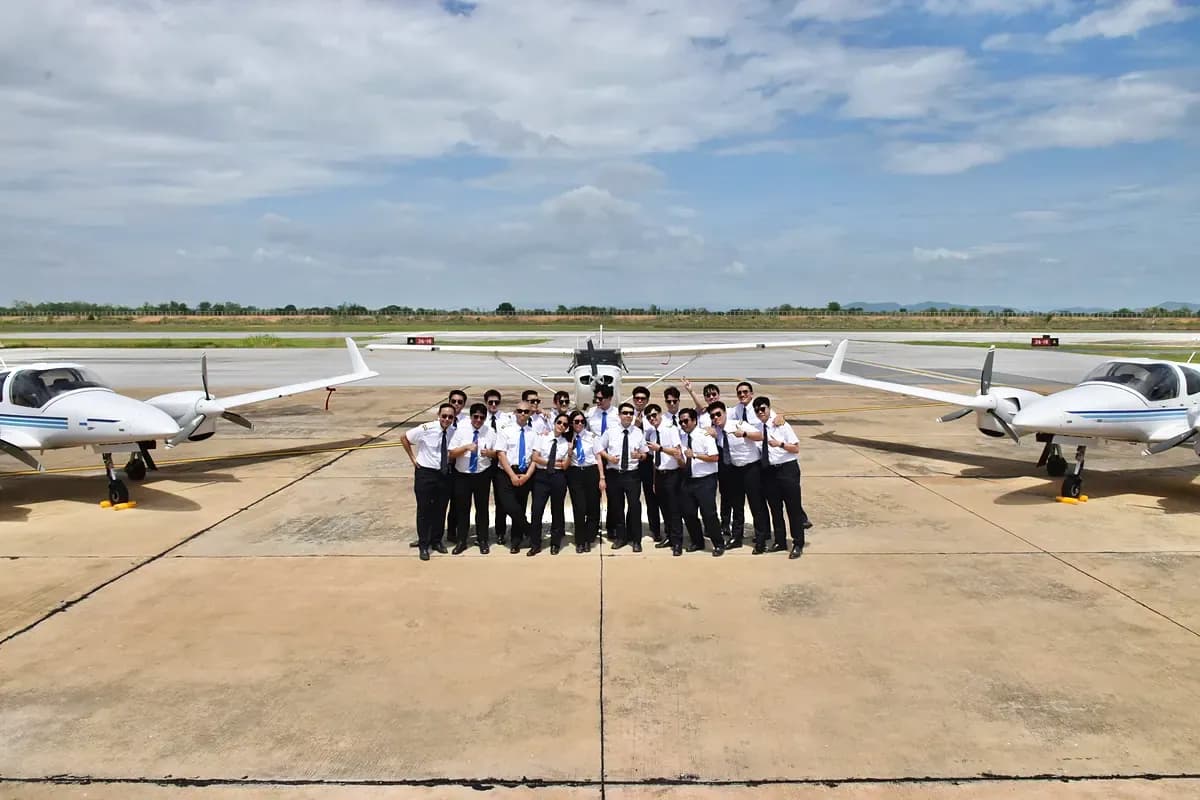 นักเรียนการบินถ่ายภาพหมู่ร่วมกับฝูงบิน