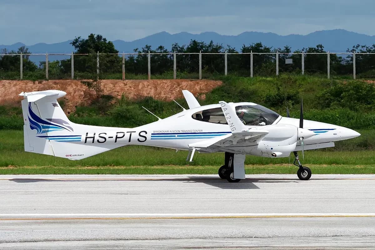 เครื่องบินฝึก Diamond DA42 ของโรงเรียน